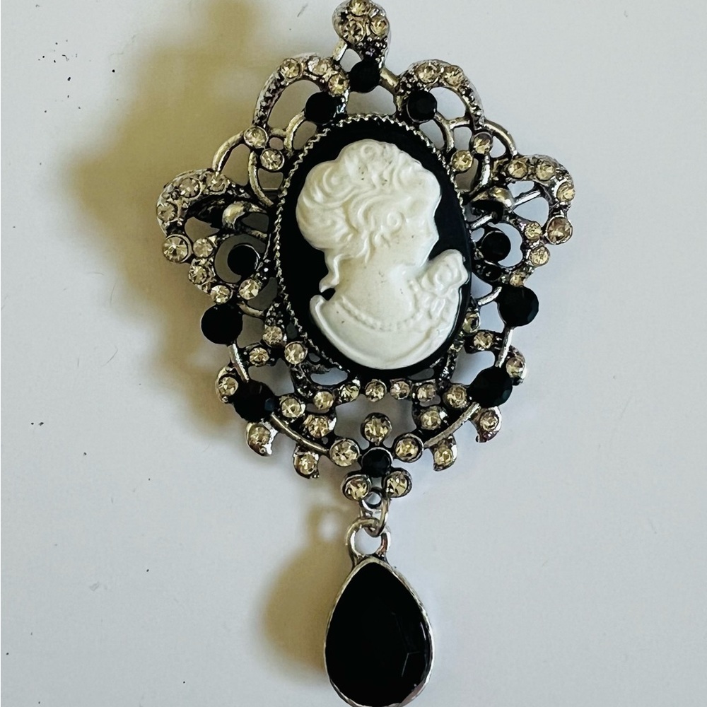 NEW Elegant Black, White, & Silver Tone  Cameo Brooch✨
